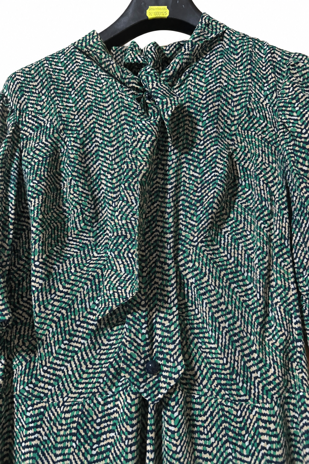 Abito vintage sartoriale in seta con fantasia verde, nero e bianco e fiocco al collo