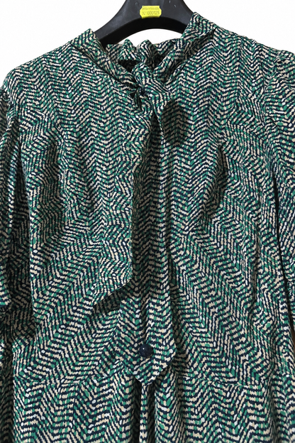 Abito vintage sartoriale in seta con fantasia verde, nero e bianco e fiocco al collo