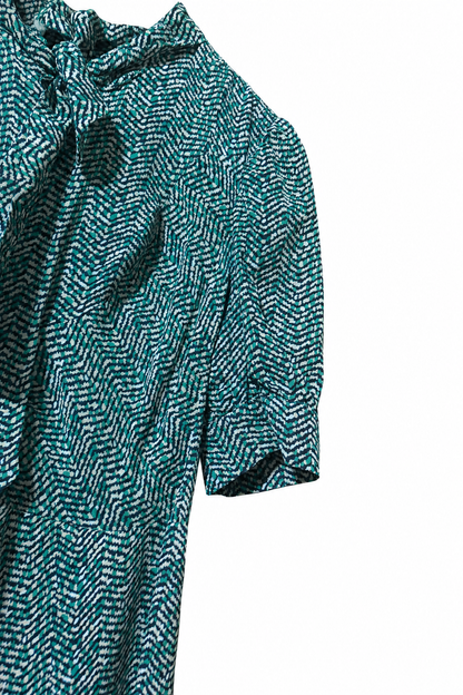Abito vintage sartoriale in seta con fantasia verde, nero e bianco e fiocco al collo