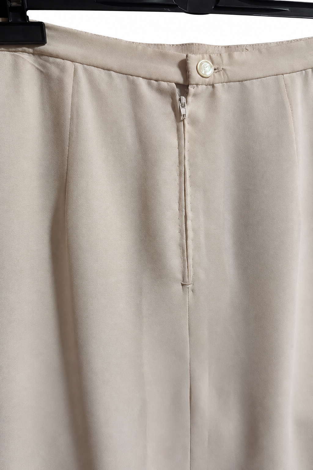 Dettaglio cintura bottone e cerniera della gonna beige