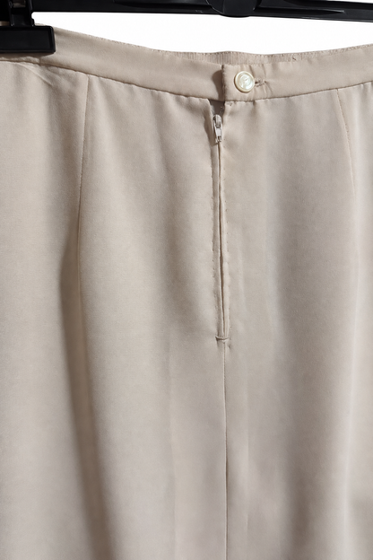 Dettaglio cintura bottone e cerniera della gonna beige